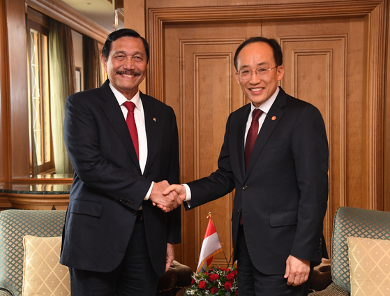 Deputy Prime Minister and Minister of Economy and Finance Choo Kyung-ho, right, and Luhut Binsar Pandjaitan, coordinating minister of maritime and investment affairs of Indonesia shake hands before hosting the first Korea-Indonesia High-Level Dialogue on Investment at the Plaza Hotel in central Seoul on Thursday. [YONHAP] 