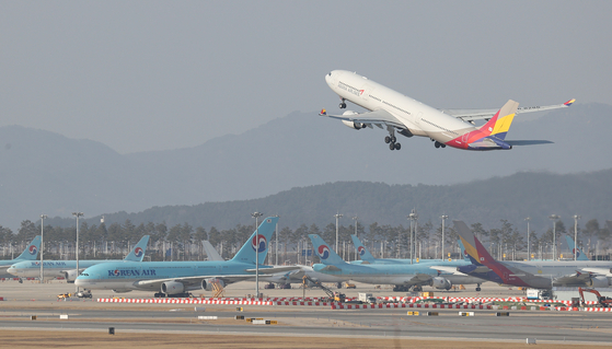 Korean Air and Asiana Airlines airplanes parked at Incheon International Airport on March 12 [YONHAP] 