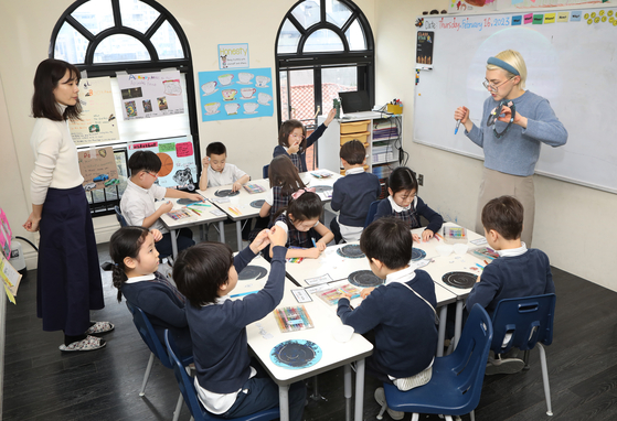 English kindergartens, like Edible Village in Gangnam District, southern Seoul, are popping up all over the country, luring Korean parents with the promise that their kids will “naturally” pick up the foreign language. [PARK SANG-MOON]