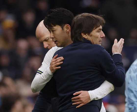 Tottenham Hotspur's Son Heung-min with manager Antonio Conte after being substituted during a game against Nottingham Forest at Tottenham Hotspur Stadium in London on March 11.  [REUTERS/YONHAP]