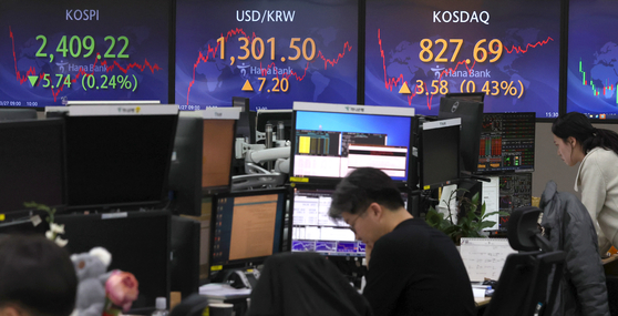 A screen in Hana Bank's trading room in central Seoul shows the Kospi closing at 2,409.22 points on Monday, down 0.24 percent, or 5.74 points, from the previous trading day. [NEWS1]