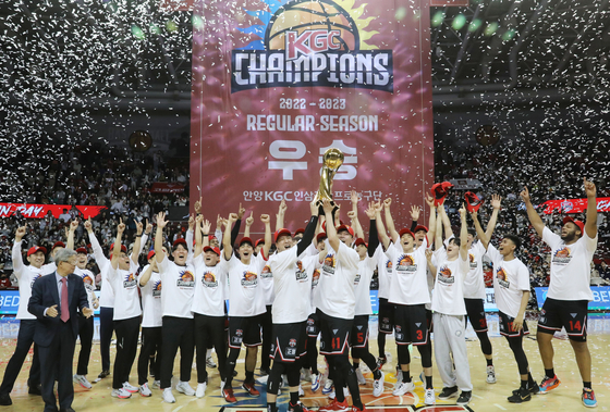 Anyang KGC players celebrate after winning the 2022-23 KBL league title following a victory over Wonju DB Promy at Anyang Gymnasium on Sunday in Anyang, Gyeonggi. [NEWS1]