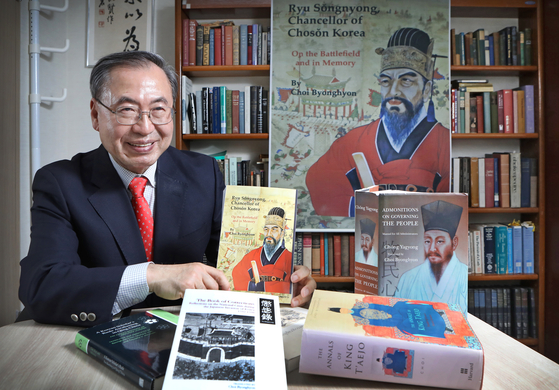 Choi Byong-hyon, director of the Center for Globalizing Korean Classics, introduces his new book, his first biography on Ryu Song-nyong at his Seoul office in central Seoul on March 24. [PARK SANG-MOON] 