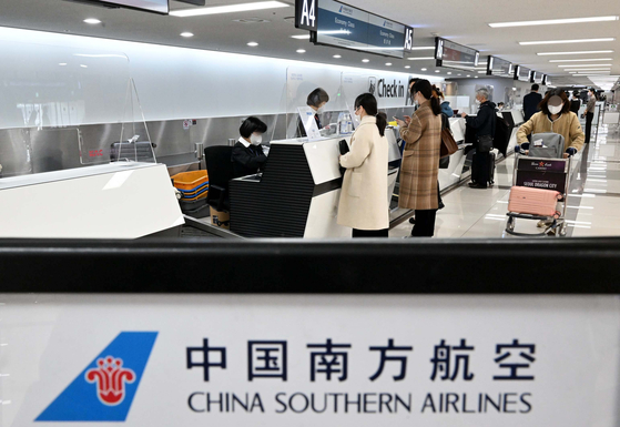 Passengers check in at China Southern Airlines' counter at Gimpo International Airport on Monday. The Chinese airline opened a new flight route connecting Gimpo to Daxing International Airport in Beijing on the same day. [YONHAP]