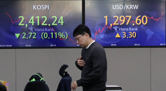 A screen in Hana Bank's trading room in central Seoul shows stock and foreign exchange markets close on Monday. [NEWS1]