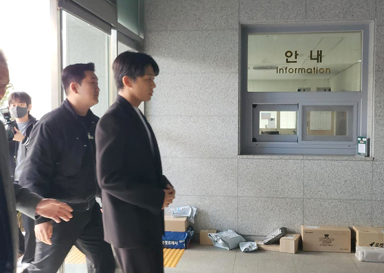Actor Yoo Ah-in visits the Seoul Metropolitan Police Agency on Monday for questioning. [YONHAP]