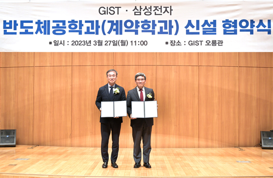 Park Rae-kil, left, acting president of Gwangju Institute of Science and Technology (GIST) and Song Jai-hyuk, chief technology officer at Samsung Electronics’ Device Solutions division, during a signing ceremony held Monday at GIST. [SAMSUNG ELECTRONICS]