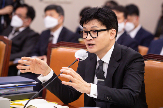 Justice Minister Han Dong-hoon answers lawmakers’ questions at a parliamentary judiciary committee plenary session at the National Assembly in Yeouido, western Seoul, Monday. [NEWS1]