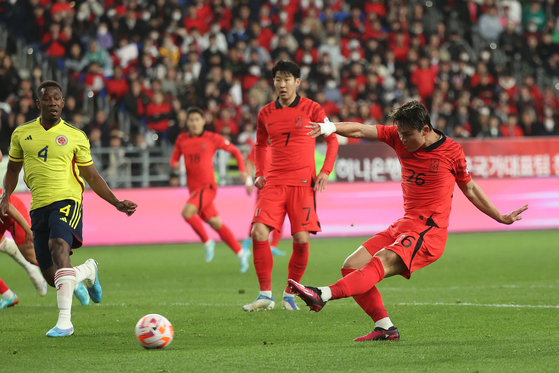 Oh Hyeon-gyu, right, shoots during a friendly between Korea and Colombia at Ulsan Munsu Football Stadium in Ulsan on Friday. [YONHAP]