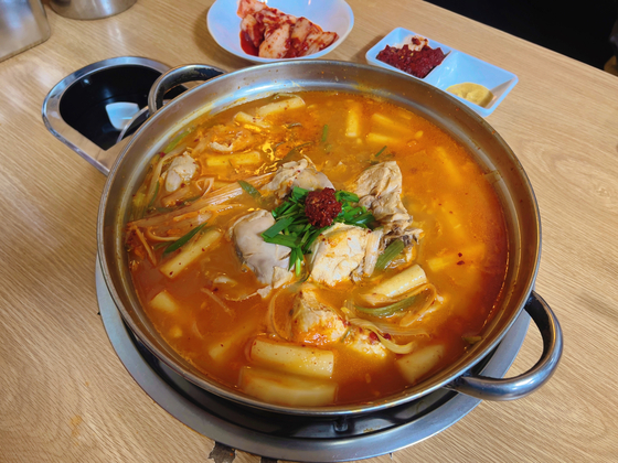 Dak hanmari, also known as whole chicken soup, sold at Dongdae Dakhanmari [LEE TAE-HEE]