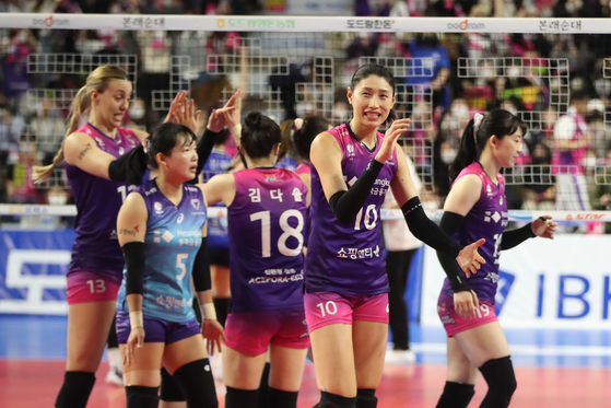 The Incheon Heungkuk Life Pink Spiders celebrate after winning a set during a V League game against the Hwaseong IBK Altos at Hwaseong Gymnasium in Hwaseong, Gyeonggi on March 15. [NEWS1]