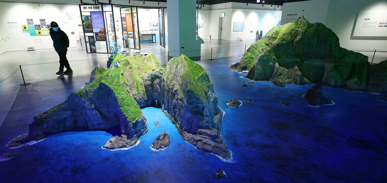 An exhibition room at the Northeast Asian History Foundation in western Seoul shows a model of the Dokdo islets on Tuesday. [YONHAP]