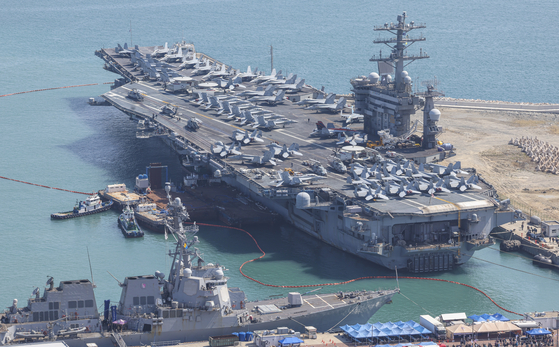 The nuclear-powered USS Nimitz aircraft carrier is docked in Busan Naval Base after its arrival on Tuesday. [YONHAP]