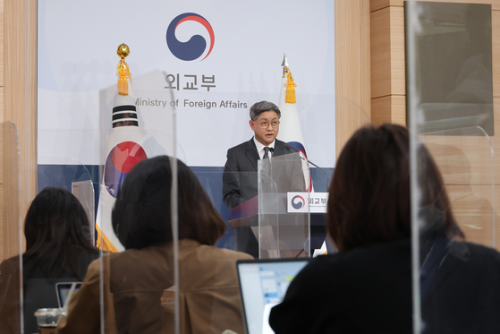 Lim Soo-suk, spokesperson for the Korean Foreign Ministry, holds a press briefing regarding Japan’s approval of history textbooks that claim the Dokdo islets as its own, in Seoul on Tuesday. [YONHAP]