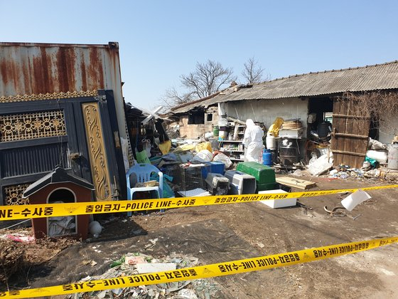 The entrance of a house in Yangpyeong County, Gyeonggi is blocked on March 6 after bodies of some 1,200 dogs were discovered inside. [JEON ICK-JIN]