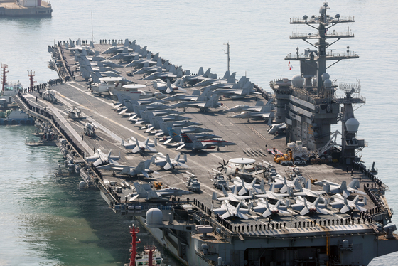 The nuclear-powered USS Nimitz aircraft carrier enters Busan on Tuesday following a joint exercise with the South Korean Navy the previous day. [YONHAP]