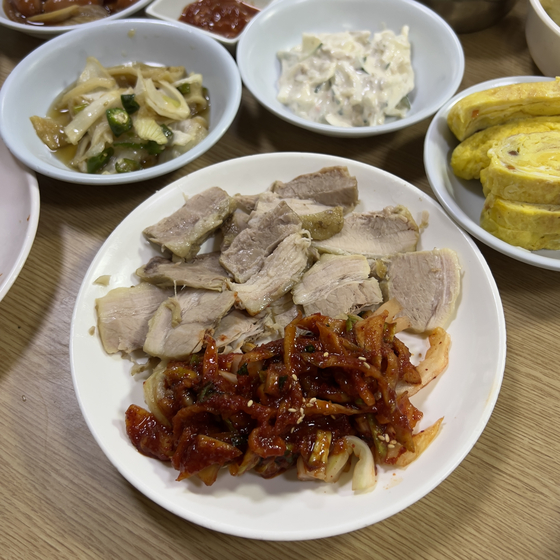 Bossam jungsik sold at Hongtak Jip, which also comes with side dishes such as stir fried sausage and hot soup [LEE TAE-HEE]