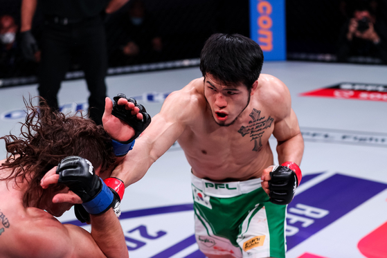 Jo Sung-bin, right, fights with Tyler Diamond in a Professional Fighters League (PFL) fight in April 2021. [PROFESSIONAL FIGHTERS LEAGUE]