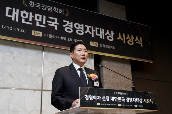 Hyosung Group Chairman Cho Hyun-joon gives celebration remarks after he was named the CEO of the year Tuesday. [HYOSUNG] 