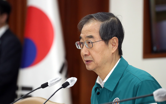 Prime Minister Han Duck-soo speaks at a Central Disaster and Safety Countermeasure Headquarters meeting held at the government complex in central Seoul on Wednesday. [NEWS1]