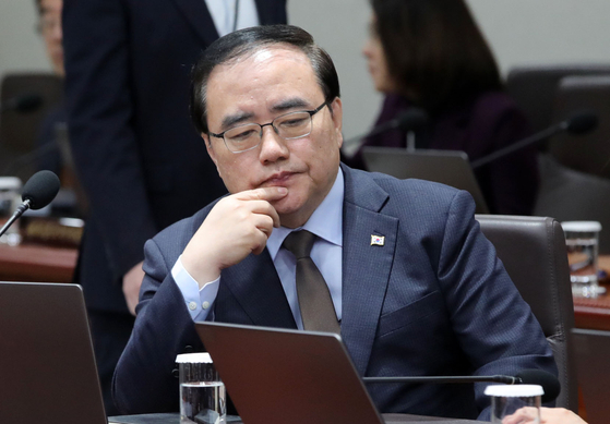 Then-National Security Adviser Kim Sung-han takes part in a Cabinet meeting at the presidential office in Yongsan, central Seoul, Tuesday. He announced his resignation Wednesday afternoon. [YONHAP]
