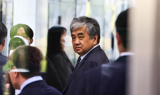Han Sang-hyuk, chairman of the Korea Communications Commission, attends his arrest warrant hearing at the Seoul Northern District Court on March 29. [KIM JONG-HO]