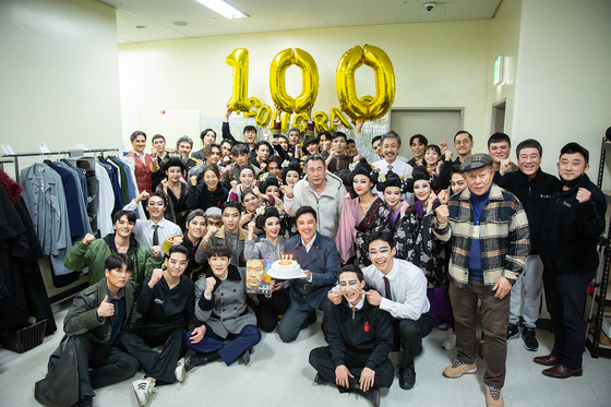 Cast of the ninth season of "Hero" celebrate 1 million audiences on Tuesday at the backstage of Blue Square in Yongsan District, central Seoul [ACOM]