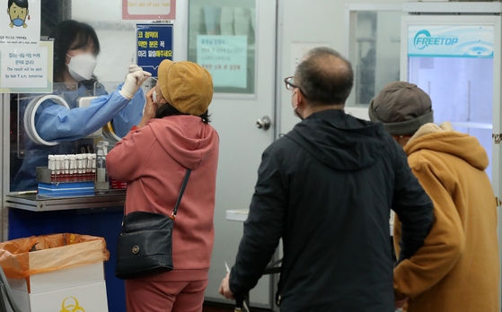 People visit a Covid-19 testing center at Songpa District, southern Seoul, on Tuesday. [NEWS1]