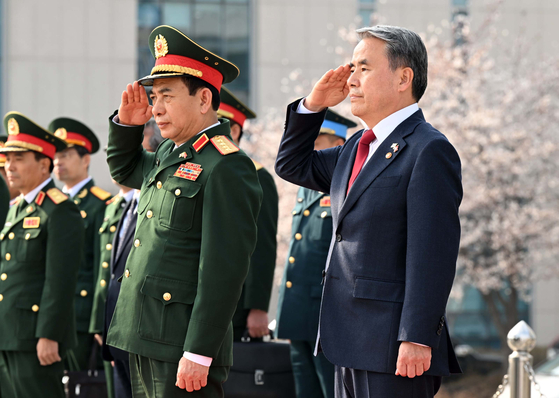 Korean Defense Minister Lee Jong-sup, right, and his Vietnamese counterpart, Phan Van Giang, inspect an honor guard prior to their talks at the Defense Ministry in Seoul on Tuesday. [MINISTRY OF NATIONAL DEFENSE]