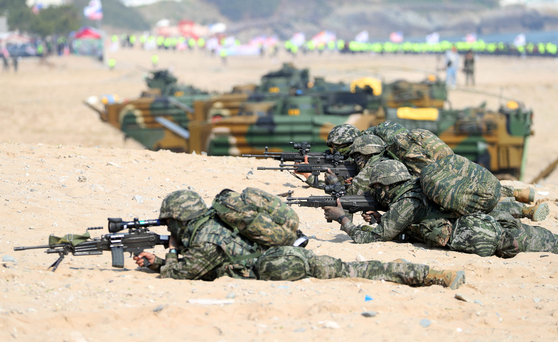 South Korean Marines take part in the ongoing South Korea-U.S. Ssangyong amphibious landing exercise on a beach in Pohang, North Gyeongsang on Wednesday. [YONHAP]