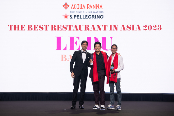 Bangkok's Le Du celebrates the restaurant's No.1 win at the Asia’s 50 Best Restaurants 2023 awards ceremony on Tuesday night at Resorts World Sentosa, Singapore. [ASIA'S 50 BEST]