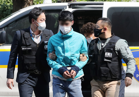 A 21-year-old Kazakhstani who ran away from the Incheon International Airport on Sunday is escorted to the Incheon District Court for an arrest warrant review on Wednesday. [YONHAP] 