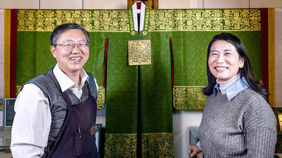Kim Ki-ho, left, and Park Soo-young, right, both geumbakjang artisans, pose for a photo at their studio in Jongno District, central Seoul, on March 17. [KIM HYUN-DONG]