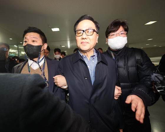 Cho Hyun-chun, former chief of the now-abolished Defense Security Command (DSC), is taken into custody by officials from the Seoul Western District Prosecutors’ Office upon his arrival at 6:30 a.m. at Incheon International Airport on Wednesday. [YONHAP]