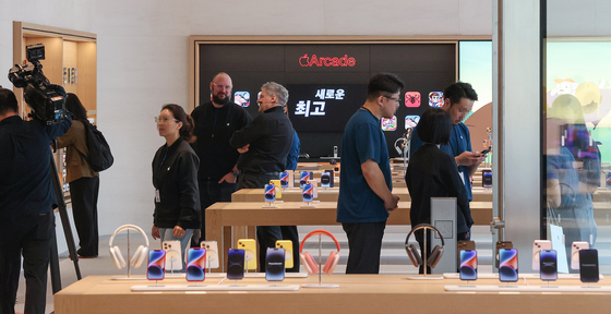 Customers browse Apple products at Apple Gangnam on Wednesday. [YONHAP]