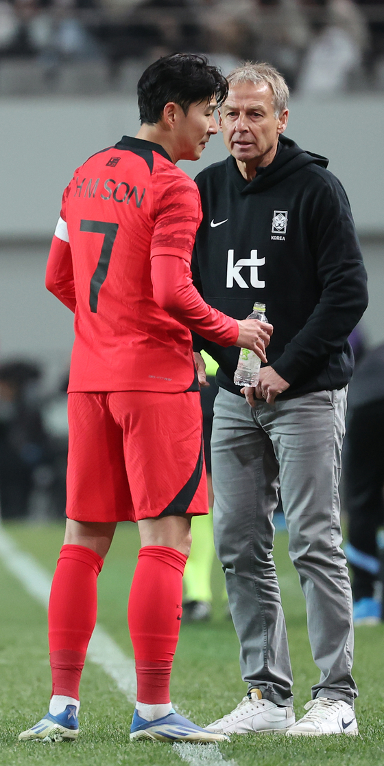 Jurgen Klinsmann speaks to Son Heung-min during a friendly with Uruguay at Seoul World Cup Stadium in Mapo District, western Seoul on Tuesday. [YONHAP]
