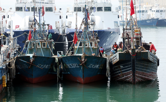 Illegal Chinese fishing boats caught by the Korean Coast Guard docked in Incheon on Wednesday. Korean authorities have caught several illegal Chinese fishing boats over the last several days, including a 30-ton vessel. Fishermen violently resisted the Coast Guard's attempts to seize the vessels, with some even wielding weapons. Some 79 illegal Chinese fishing boats a day have been spotted in March, a 36 percent increase from 58 boats a day last month. [YONHAP]