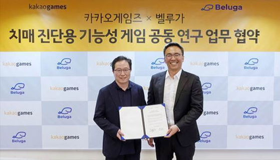 Kakao Games CEO Cho Kye-hyun, left, and Beluga's CEO Kim Jong-yoon pose for the photo after forming a research partnership on Wednesday. KAKAO GAMES]