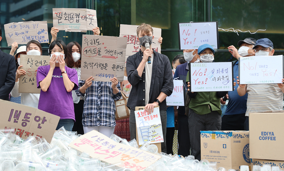 Julian Quintart takes part in a protest against single-use cups at coffee shops on June 10, 2022, in front of a Starbucks cafe in central Seoul. [YONHAP]