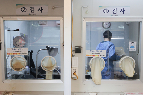 A Covid-19 testing center at Jung District, central Seoul, is vacant Wednesday. [YONHAP]
