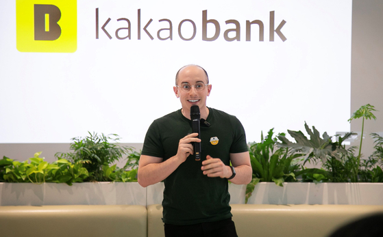 Tyler Rasch gives a lecture on the environment for employees at KakaoBank on March 3 at the company's office in Seongnam, Gyeonggi. [KAKAOBANK]