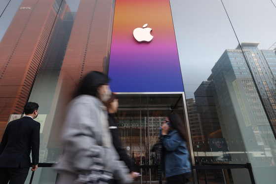 Passersby walk by Apple Store in Gangnam District on Wednesday [YONHAP]