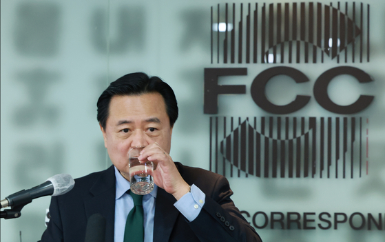 First Vice Foreign Minister Cho Hyun-dong drinks from a cup in a press meeting at the Press Center in central Seoul on March 10. [YONHAP]