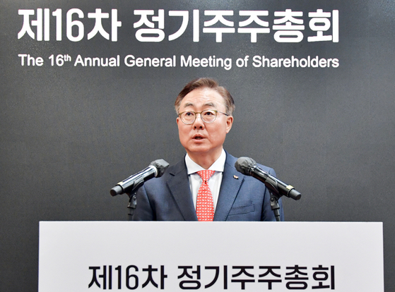 SK Innovation Vice Chairman Kim Jun speaks during a shareholder meeting on Thursday in central Seoul. [YONHAP] 