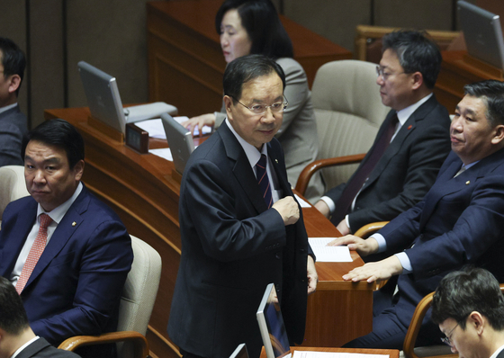 People Power Party Rep. Ha Young-je returns to his seat in the National Assembly after making a speech calling on lawmakers to reject a motion to allow his arrest by prosecutors. The motion passed by a 160-99 vote. [YONHAP]