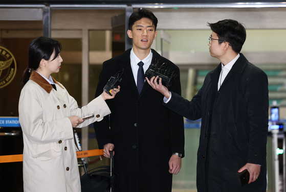 Chun Woo-won speaks to reportrers after being released from police custody at the Seoul Mapo Police Station on Wednesday. [YONHAP] 