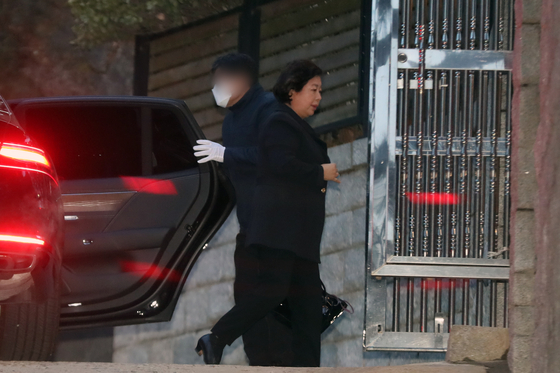 Hyundai Group Chairwoman Hyun Jeong-eun enters late former Hyundai Chairman Chung Ju-young's house in central Seoul for Chung's memorial service on March 20. [NEWS1]