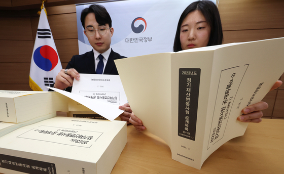 Officials of the Personnel Management Ministry look through reports on high ranking public officials' wealth at the government complex in Sejong on Wednesday. [YONHAP]