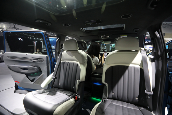The second-row seats of the EV9 can swivel 180 degrees to face the passengers seated in the third row. [NEWS1] 