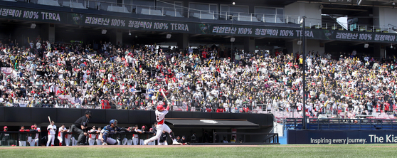 Fans cheer during a baseball game in Gwangju on March 26. The KBO is swirled in nuermous controversies even before the season kicks off on Saturday. [YONHAP] 